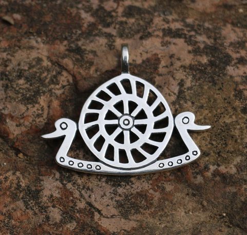 PENSEUR AVEC SOLEIL, ÂGE DU BRONZE, PENDENTIF EN ARGENT