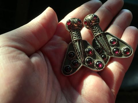 BROCHE FRANQUE - MÉROVINGIENNE, BRONZE AVEC GRENAT EN FORME DE CIGALE, 5E SIÈCLE