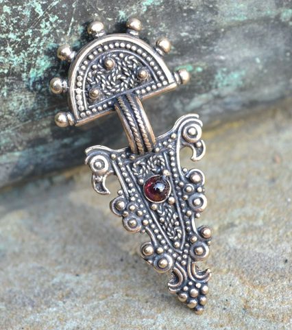 TÊTES D'AIGLE, FAIBULE DU HAUT MOYEN ÂGE REFAITE COMME UN PENDENTIF, BRONZE