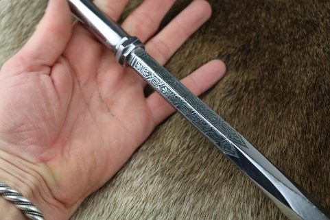 CORVUS, MARTEAU DE GUERRE MÉDIÉVAL GRAVÉ