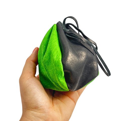 SACS ET POCHETTES MÉDIÉVAUX EN CUIR