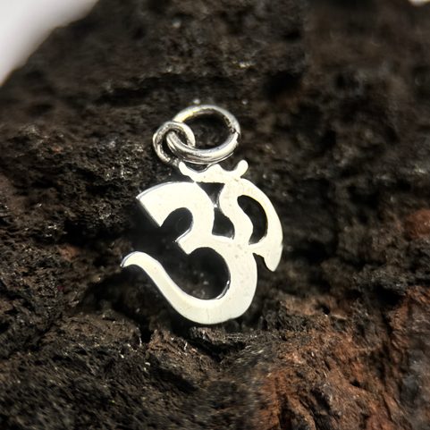 OM - SMALL SILVER PENDANT AG 925