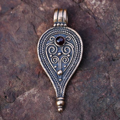 ROMAN PENDANT, II. CENTURY, BRONZE GARNET
