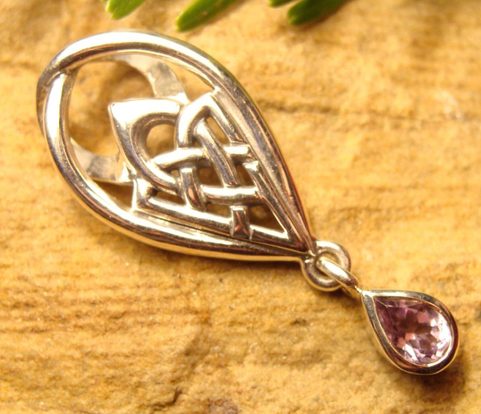 BIJOU TRICOTÉ AVEC DE L'AMÉTHYSTE, DE L'ARGENT