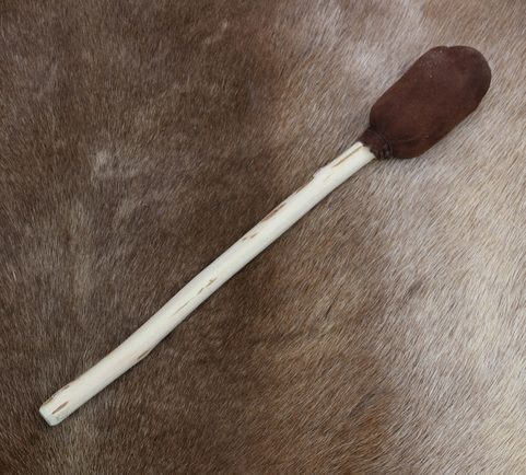 MAILLOCHE À TAMBOUR EN SAULE A TÊTE EN CUIR
