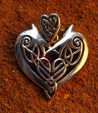 CELTIC KNOTTED HEART PENDANT