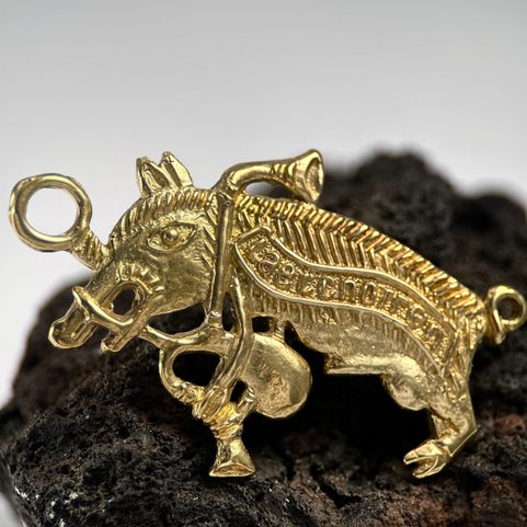 WILD BOAR - BAGPIPER, MEDIEVAL PILGRIM BADGE