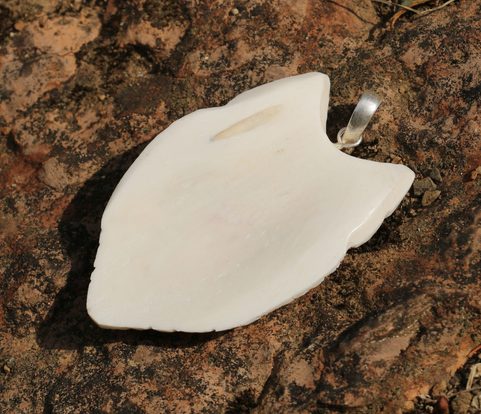 LOUP, PENDENTIF EN OS SCULPTÉ