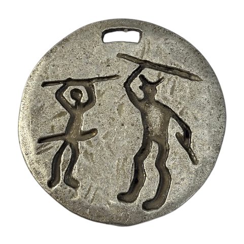 GUERRIER PENDENTIF, TANUM PÉTROGLYPHE, ZINC