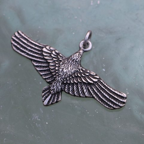 DIE FLIEGENDE KRÄHE, ANHÄNGER, ZINK-ANTIK-SILBER