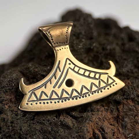 HACHE DE PERUN EN CROISSANT, PENDENTIF EN BRONZE