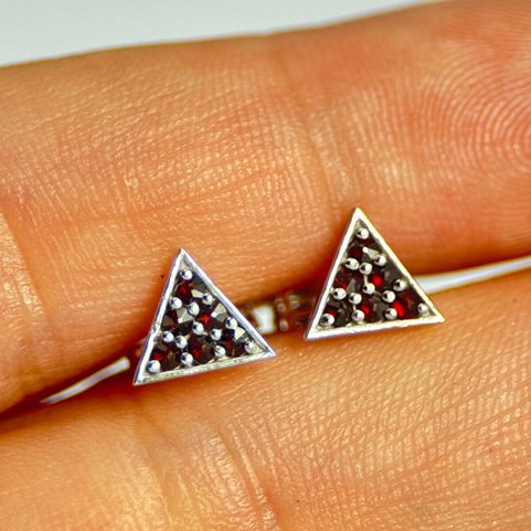 TRIANGLE, SILVER EARRINGS WITH GARNETS, AG 925/1000