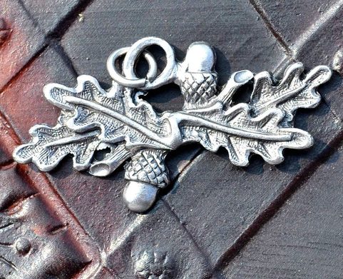 OAK LEAVES, PENDANT