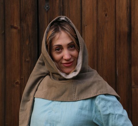 MEDIEVAL WOMEN'S CLOTHING - PLAIN WOMAN 2ND HALF OF THE 14TH CENTURY