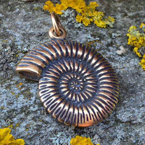 PENDENTIF EN FORME D'AMMONITE, EN BRONZE