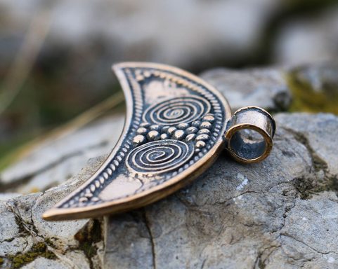 LUNULA, BRONZE PENDANT