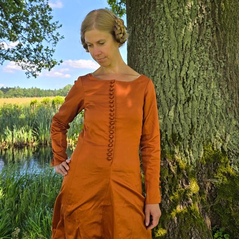 WOMEN'S DRESS - LESSER NOBLEWOMAN / WEALTHIER TOWNSWOMAN, 2ND HALF OF THE 14TH CENTURY
