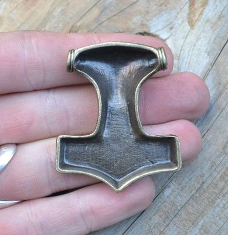 MARTEAU DE THOR - PENDENTIF, ÉTAIN ARGENTÉ, GRENAT