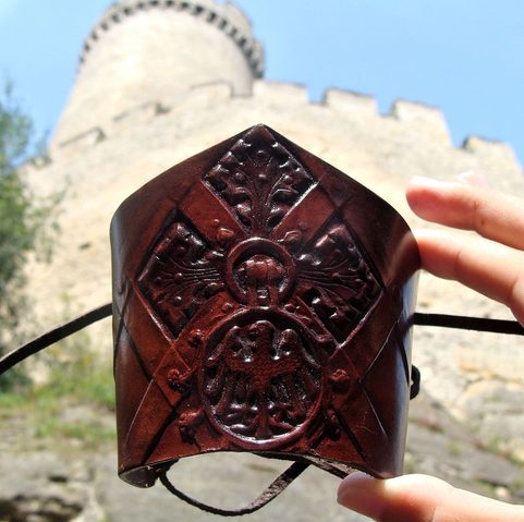 L'AIGLE DE LA DYNASTIE PREMYSLID, BRACELET EN CUIR