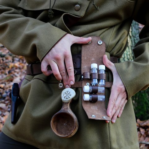 ENSEMBLE BUSHCRAFT POUR ÉPICES, AMPOULES ET POCHETTE EN CUIR, SYSTÈME PERUNIKA