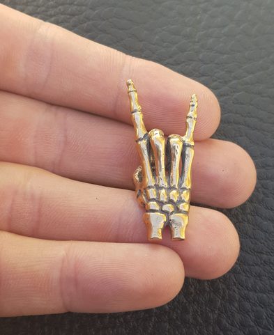 DEVIL HORNS, PENDANT FOR ROCKERS, BRONZE