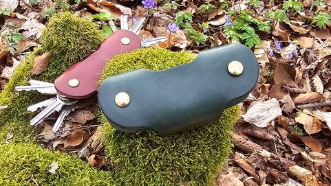 DEER - HUNTING LEATHER KEY RING WITH SCREWS, GREEN