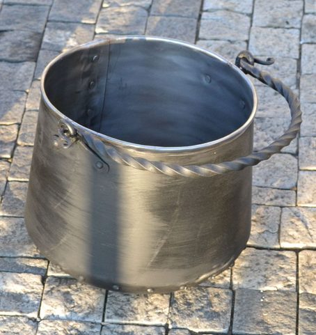 IRON CAULDRON 5 L