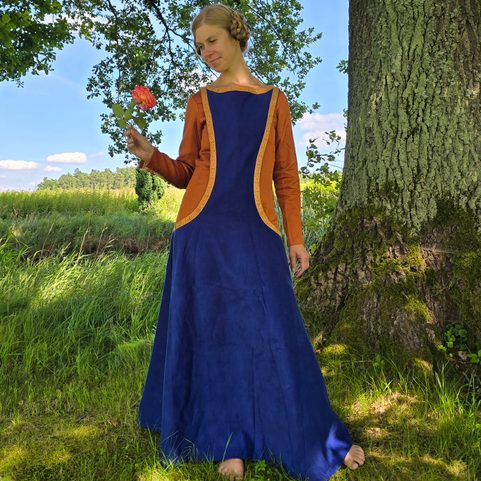 LESSER NOBLEWOMAN / WEALTHIER TOWNSWOMAN - SET OF MEDIEVAL CLOTHING, 2ND HALF OF THE 14TH CENTURY