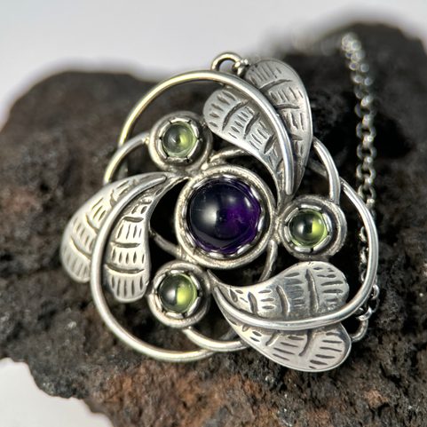 TRISKEL, ART NOUVEAU JEWELLERY, NECKLACE, AMETHYST AND PREDIDOT AG 925/1000