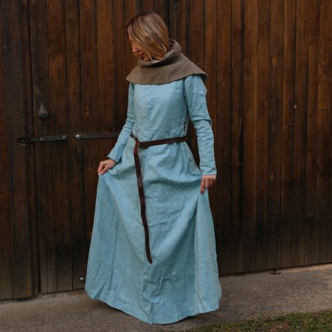MEDIEVAL WOMEN'S CLOTHING - PLAIN WOMAN 2ND HALF OF THE 14TH CENTURY