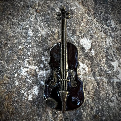 VIOLIN, COSTUME BROOCH