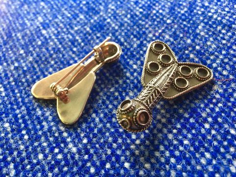 BROCHE FRANQUE - MÉROVINGIENNE, BRONZE AVEC GRENAT EN FORME DE CIGALE, 5E SIÈCLE