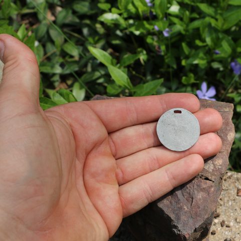 GUERRIER PENDENTIF, TANUM PÉTROGLYPHE, ZINC