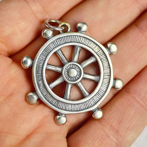 STEERING WHEEL, MASSIVE SILVER PENDANT, 12G