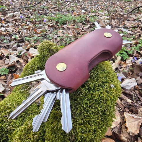 MUSHROOM - LEATHER KEY HOLDER FOR MUSHROOM PICKERS WITH SCREWS, COGNAC