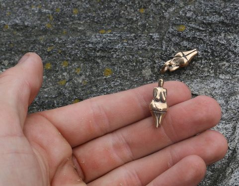 VÉNUS DE VĚSTONICE, PENDENTIF, BRONZE