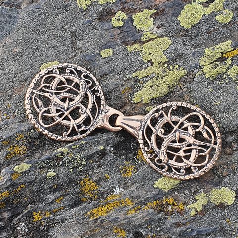 URNES, CLOAK BROOCH, BRONZE