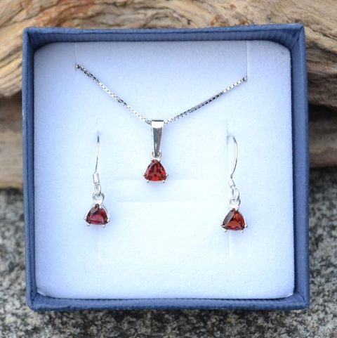 TRIANGULAR - GARNET, STERLING SILVER JEWELLERY SET