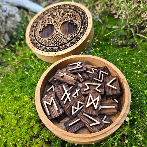 RUNES - FUTHARK AVEC BOÎTE - YGGDRASIL
