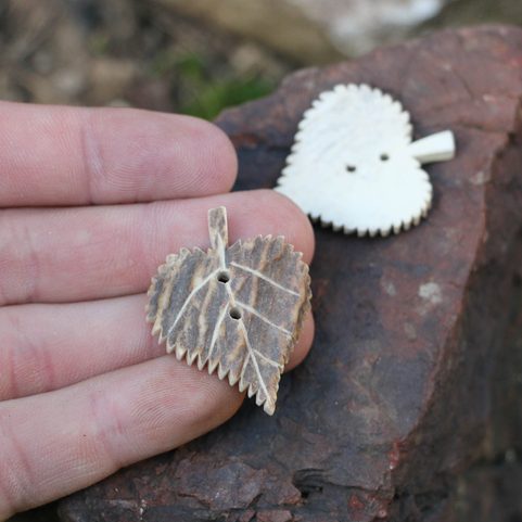 BUTTON LINDEN LEAF 34 MM
