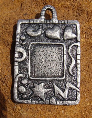 DECORATIVE FRAME PENDANT FOR PHOTOS