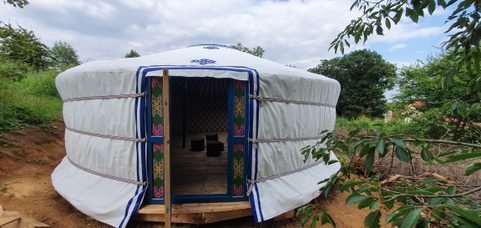 ÜBERNACHTUNG IN EINER JURTE - MIETEN SIE EINE GROSSE JURTE FÜR BIS ZU 6 PERSONEN. VON EINEM TAG AN.