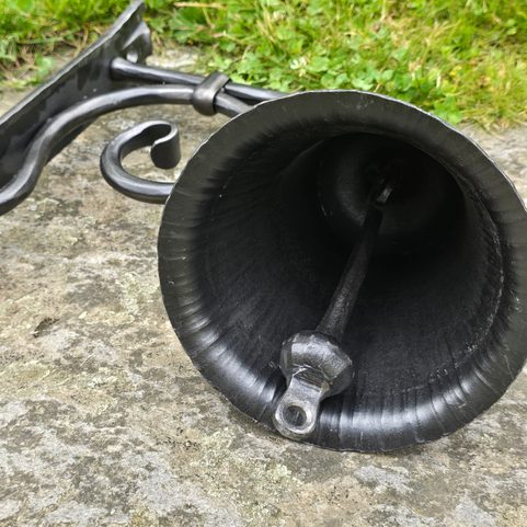 CLOCHE - GRANDE CLOCHE EN FER FORGÉ