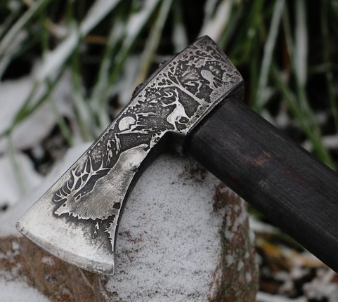 HACHE VALASKA TRADITIONNELLE FORGÉE DES CARPATES - GRAVÉE AVEC LOUP ET CERF