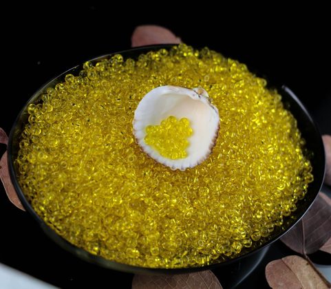 CZECH ROCAILLE SEED BEADS, TRANSPARENT YELLOW 5/0