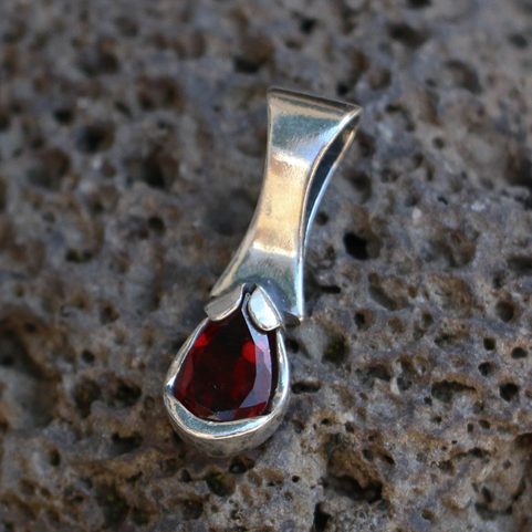 PLACIDA : PENDENTIF EN ARGENT GRENAT