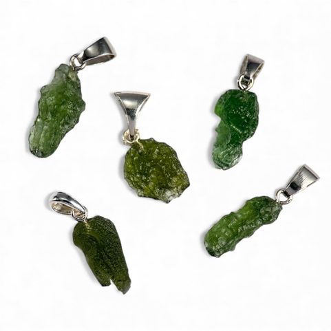MOLDAVITE – RAW STONE, PENDANT, STERLING SILVER 925/1000, APPROX. 0.5–1 G