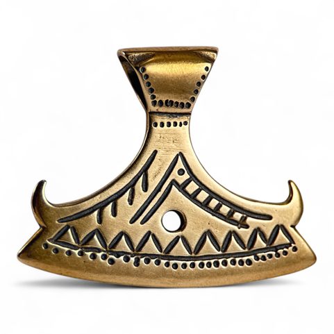 HACHE DE PERUN EN CROISSANT, PENDENTIF EN BRONZE