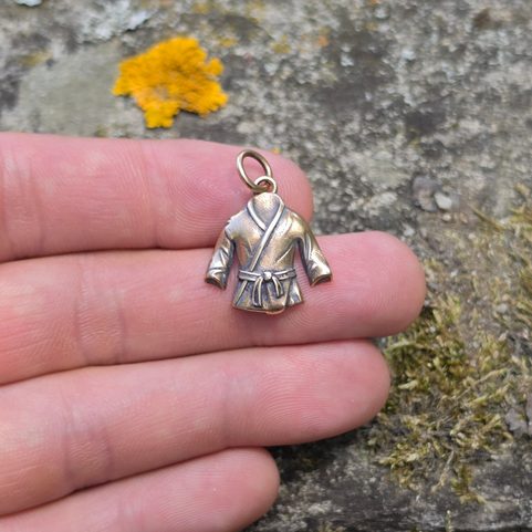 PENDENTIF KIMONO, BRONZE