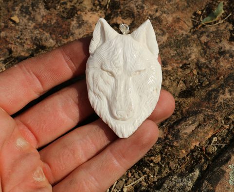 LOUP, PENDENTIF EN OS SCULPTÉ